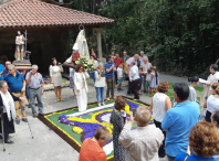  A Asociación cultural San Xoanciño honrou á Virxe de Lourdes cunha alfombra floral en Pousada