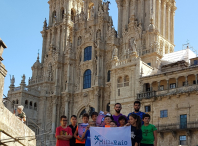 Os rapaces e rapazas participantes no Campus do club de atletismo Millaraio percorreron o tramo de Camiño desde o Monte do Gozo ata a praza do Obradoiro