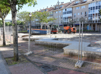 Comezan as obras para a cubrición do parque infantil da praza de Chavián, en Bertamiráns