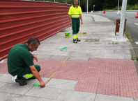 O persoal do departamento de Promoción Económica e da Brigada municipal de Obras estivo acondicionando a rúa do Sar