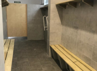 Imaxe dos novos vestiarios do pavillón polideportivo de Bertamiráns