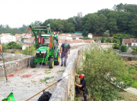 Os refugallos recollense a través de poleas desde o paso da ponte