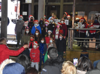 O alumando da Escola Municipal de Música de Ames interpretou o tema Volver a casa por Nadal