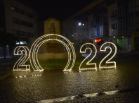 En Bertamiráns tamén se instalou un motivo luminoso co número 2022 na praza da Maía