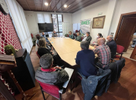 O Goberno municipal reúnese coas asociacións de veciños de Ames, Piñeiro, Tapia e Covas para abordar as incidencias detectadas no servizo de transporte metropolitano