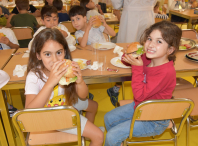Os usuarios/as da Rede municipal de comedores escolares rematan o curso xantando hamburguesa con patacas fritas
