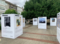 Inaugúrase na praza do Concello a exposición “Viaxando. Coleccións de arte Afundación e ABANCA”, que se poderá visitar ata o 24 de setembro