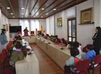 A Casa do Concello recibe a visita do alumnado de cuarto do CEIP Agro do Muíño para coñecer o funcionamento da Administración local