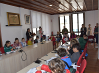 A Casa do Concello recibe a visita do alumnado de cuarto do CEIP Agro do Muíño para coñecer o funcionamento da Administración local