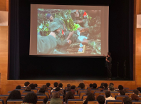 O fotoxornalista e activista, Alejandro Zapico, presenta o documental “No habrá paz sin las mujeres” no IES do Milladoiro