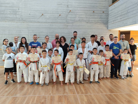 A escola de karate Dokkodo pechou o curso co evento “Karate en Familia”
